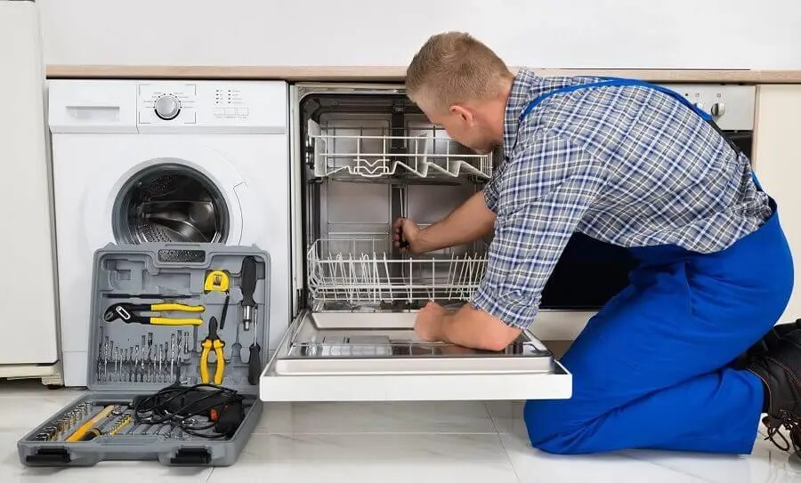 Keçiören İmmergas servisi teknisyen ekibi beyaz eşya tamiri yaparken